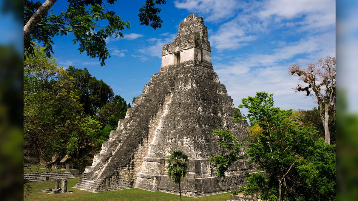 Kopie pyramidy v Tikalu odhaluje kontakty Mayů